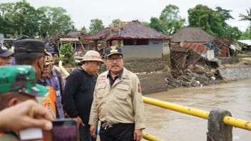 巴厘岛副总督科克王牌检查比鲁克波杰姆布拉纳大桥，该大桥的通道被洪水切断
