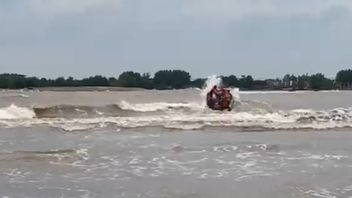 The Search For 1 Fisherman Went Missing As A Result Of Being Hit By Waves In Jepara With Weather Obstacles