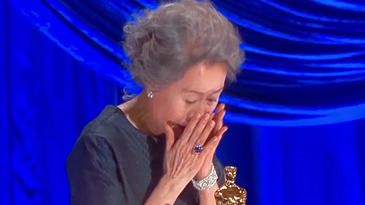 Youn Yuh Jung '<i>Minari</i>' Menangis Saat Dinobatkan Jadi Aktris Korea Pertama yang Raih Oscar