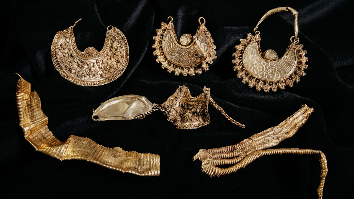 Dutch Historian Finds Rare 1.000-Year-Old Middle-century Gold Treasure