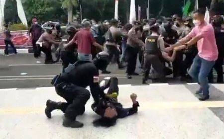 Polisi Banting Mahasiswa Saat Demo, Brigadir NP Dijerat Pasal Berlapis, Dimutasi dan Sulit Naik Pangkat