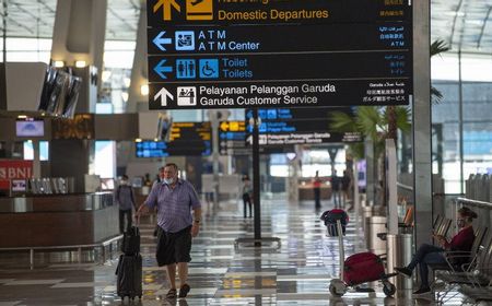 Viral Video WNI Antre Karantina Tertahan di Bandara Soetta, Luhut: Jangan Buat Gosip