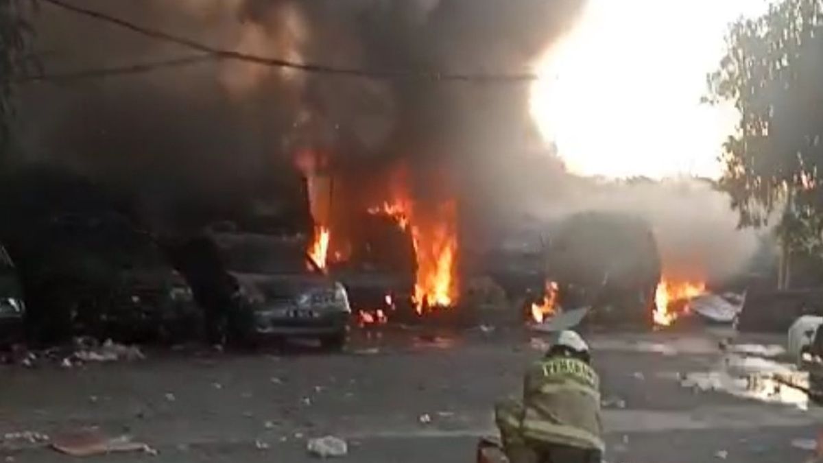'Fight' Transjakarta Bus In Duri Kosambi Burns, Officers Still Extinguishing