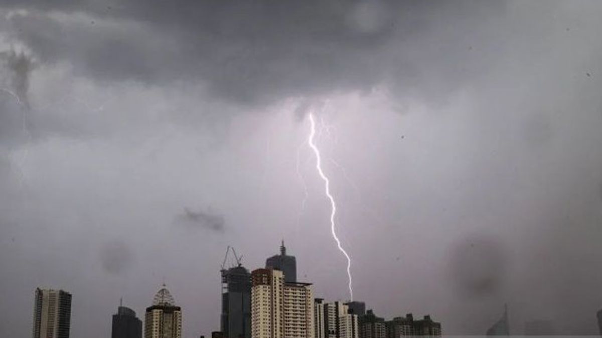 Le temps 14 juin, vigilant! Jakarta a la chance de pluie de foudre vendredi soir