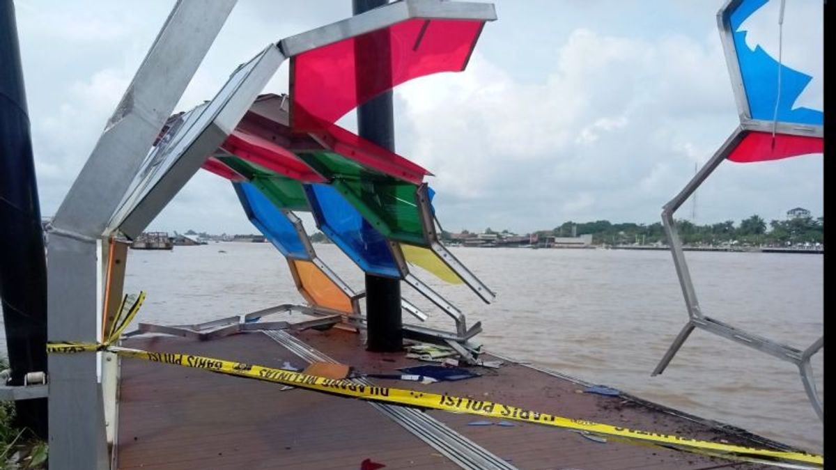 Le navire de transport de charbon Tabrak Plaza Dermaga 7 Ulu Palembang