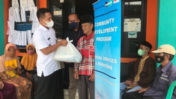 Jawa 9&10 USC发电厂经理帮助当地人，为老年人提供基本食物
