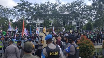 西カリマンタン労働者同盟は、DPRDビルで雇用創出法を拒否するデモを行いました