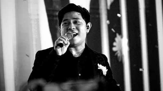 Cakra Khan's Emotional Singing in the Single and MV of <i>Sehebat Apapun Cinta</i>