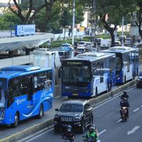 Ojol dan Kurir Demo di Istana, Transjakarta Operasikan Bus Cadangan