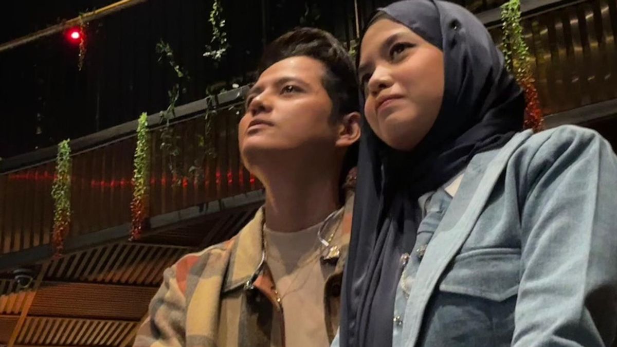 Stevan Pasaribu et Hanin Dhiya expriment leurs idées pour leur chanson commune MV.