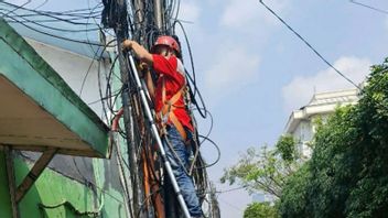 Telkom dan Dinas Bina Marga Bongkar Kabel Semrawut di Cikini