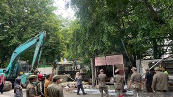 De retour à son fonction, le gouvernement municipal de Cirebon a réglementé les vendeurs ambulants sur la berge de la rivière Sukalila