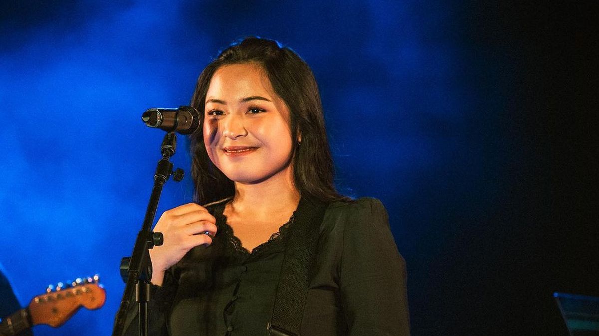 The Story Behind Bernadya's All-Black Clothing When Appearing On Stage