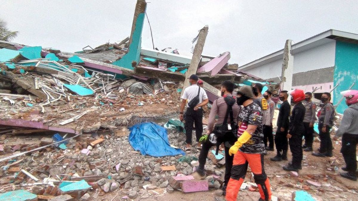 搜救队部署嗅探犬协助疏散马木州地震灾民