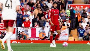 Van Dijk Sebetulnya Lebih Ingin Joe Gomez Bertahan daripada Liverpool Datangkan Guehi