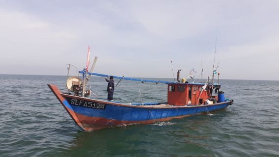 35 Minutes Pleines De Tension, Requins 03 Chassent 2 Bateaux De Pêche Illégale De Malaisie Dans Les Eaux Du Détroit De Malacca