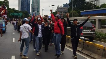Demo Dua Kelompok Massa di Depan Gedung DPR RI Mulai Tegang, Saling Ejek Lewat Pengeras Suara