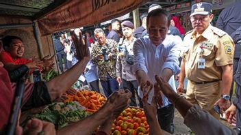 En revue des produits de base sur le marché de Magelang, Jokowi également Shares Bansos
