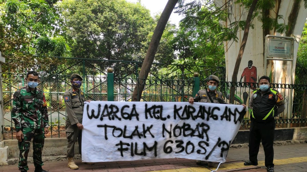 Escorté Par TNI Et La Police, Satpol PP Déplace Rapidement Le Retrait Des Bannières Refus De Regarder Des Films G30S / PKI Qui Sont Répandus à Sawah Besar