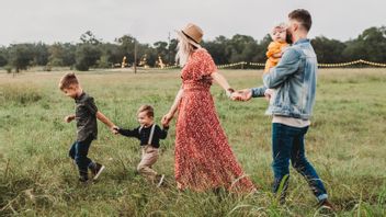 5 Tips Membimbing Anak Laki-Laki untuk Menghormati Perempuan, Bisa Dimulai Sejak Dini