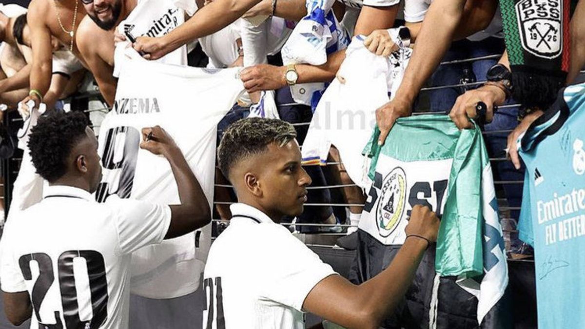 Viral PSS Sleman Flag Signed By Real Madrid's Rodrygo In The United States, First Uploaded By Carlo Ancelotti