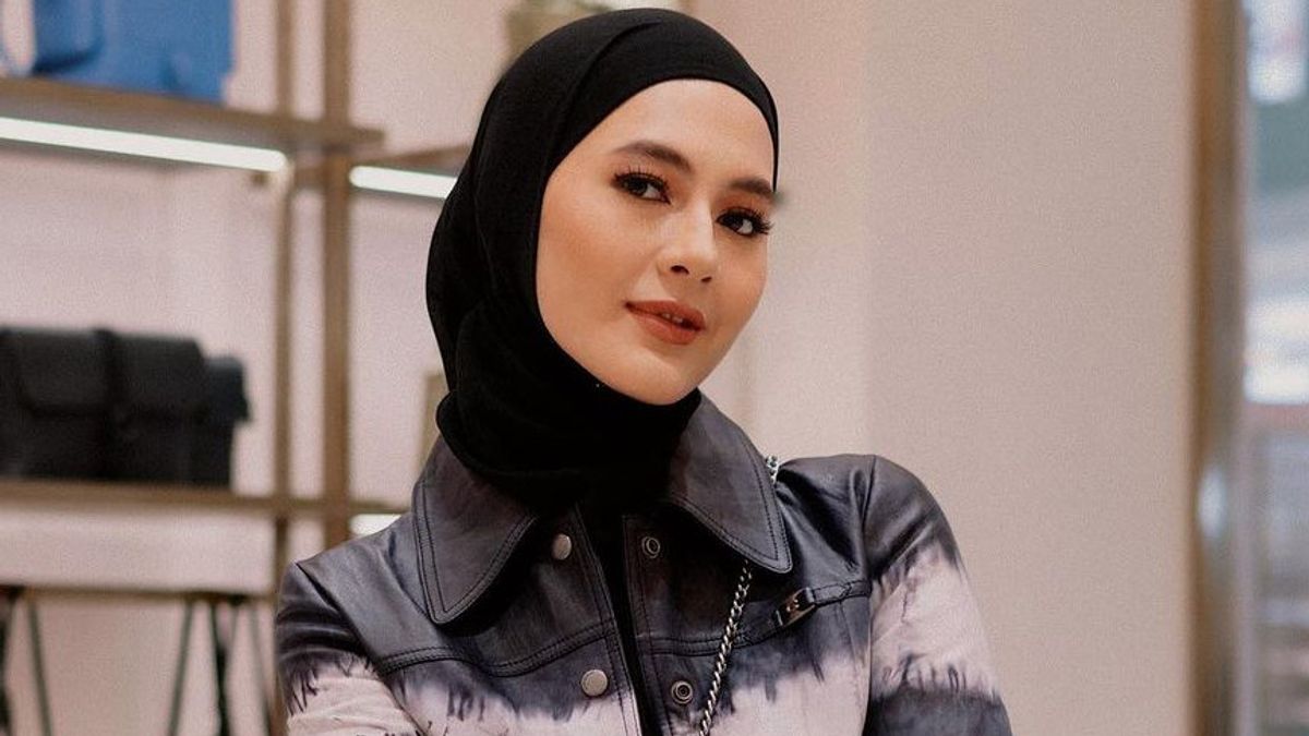 Mengintip Sentuhan Outfit Kasual pada Penampilan Paula Verhoeven dalam 7 Potret