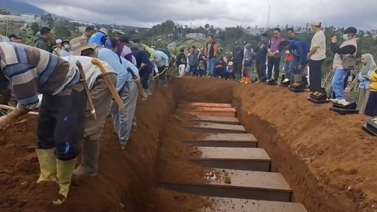 Aucun rapport n’a été fait, 10 corps de victimes de glissement de terrain à Cisarua enterrés en masse à Bandung Barat