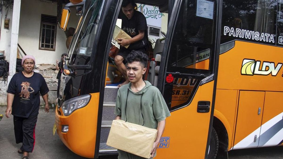 Ganjar Pranowo Sewa Dua Bus Jemput Warga Wadas Pulang dari Polres
