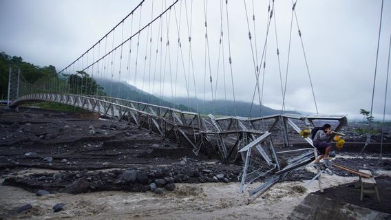 スメル山の冷たいラハール洪水の影響で、カリグリディックIIルマジャン橋は永久に建設されました