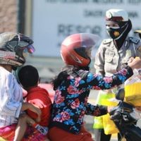 Sigapnya Polwan di Madiun, Bagikan Sembako di Hari Kartini