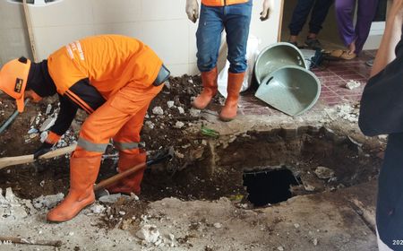 Mencari Gumpalan Janin Aborsi di Septic Tank yang Dijebol Petugas PPSU