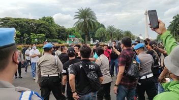 Man Allegedly Provocateur Arrested By Police From Student Demonstration, Tries To Fight While Shouting 'I Am Also The Community'