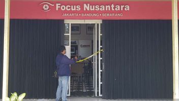 守夜人死于鲜血淋漓，据称在三宝垄的Focus Nusantara相机店被小偷刺伤