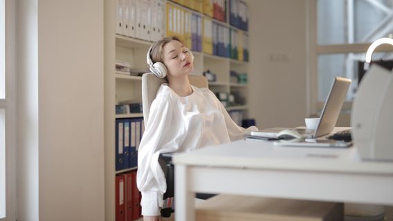 昼食後の眠気を克服する方法は次のとおりです。