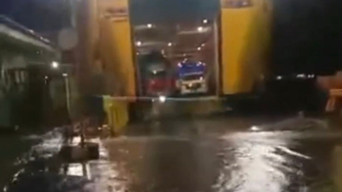 Bad Weather At Merak Port, The Process Of Unloading The Ship's Load Was Hampered
