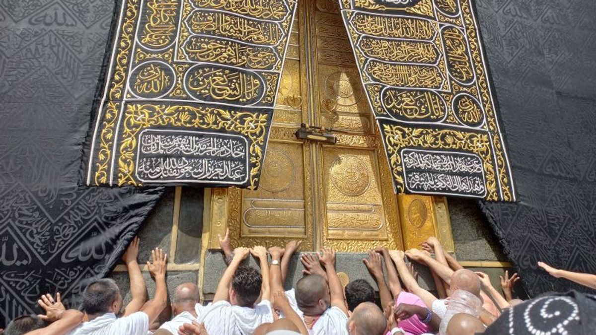 The Last Batch Of Indonesian Hajj Pilgrims Are Lucky To Touch Kaaba After 2.5 Years Of Being Closed