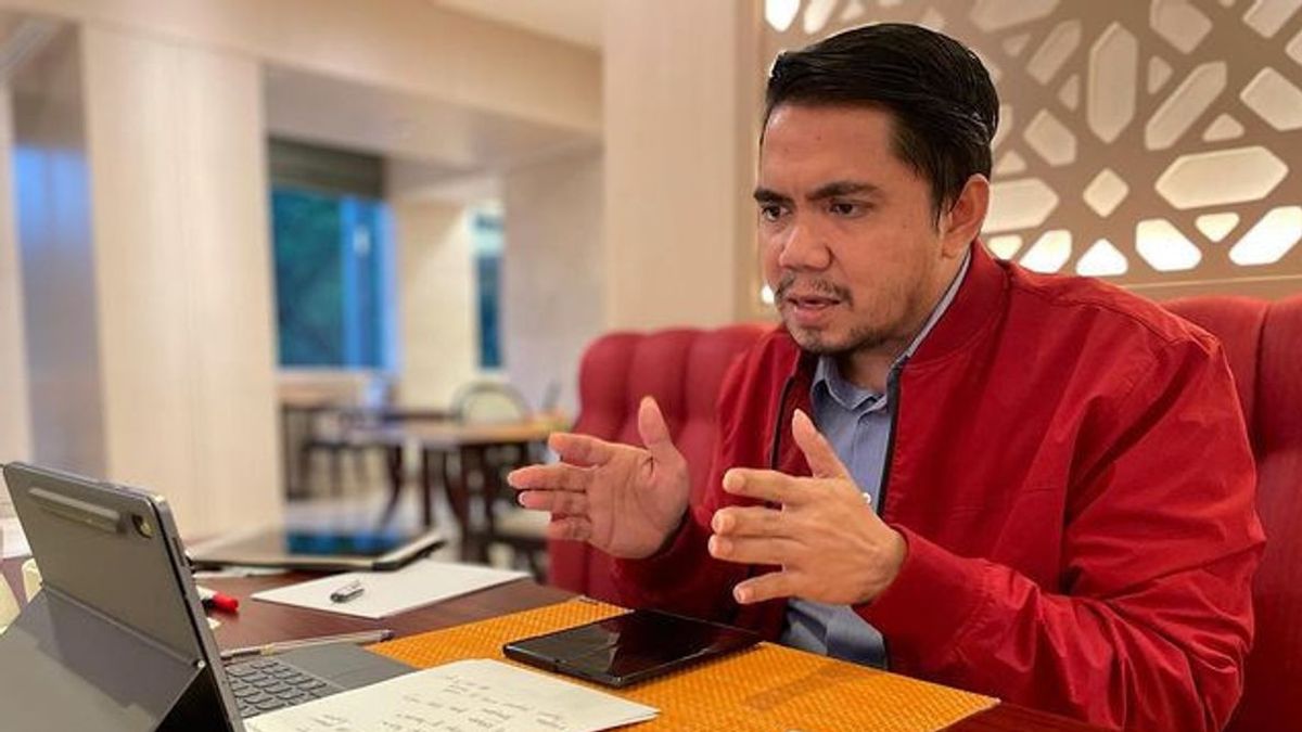 Pengacara Edy Mulyadi Protes Tebang Pilih Kasus: Arteria Dahlan Tidak <i>Diapa-apain</i> Mabes Polri, Apa karena Partai Penguasa?