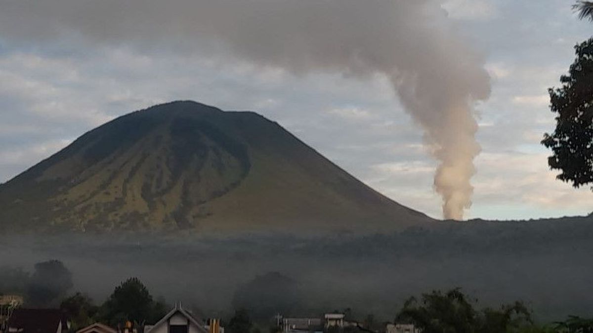 Mount Lokon North Sulawesi Eruption Sprays 350 Meters Volcanic Ash, Residents Asked To Stay 1.5 Km From Crater
