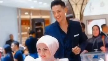 Viral, Pria Mirip Andrew White Pasangkan Kalung ke Wanita Berhijab Bikin Heboh Warganet 