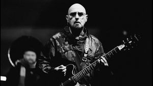 Bonehead dan Epiphone Berkolaborasi Luncurkan Gitar Edisi Terbatas