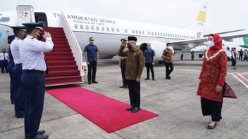 副总统马鲁夫·阿明启程前往巨港参加2022年清真峰会