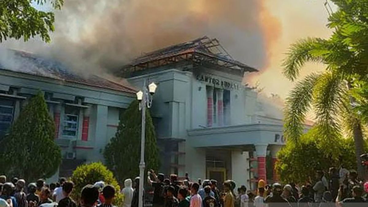 Kantor Bupati Pohuwato Gorontalo Kebakaran saat Ada Demo