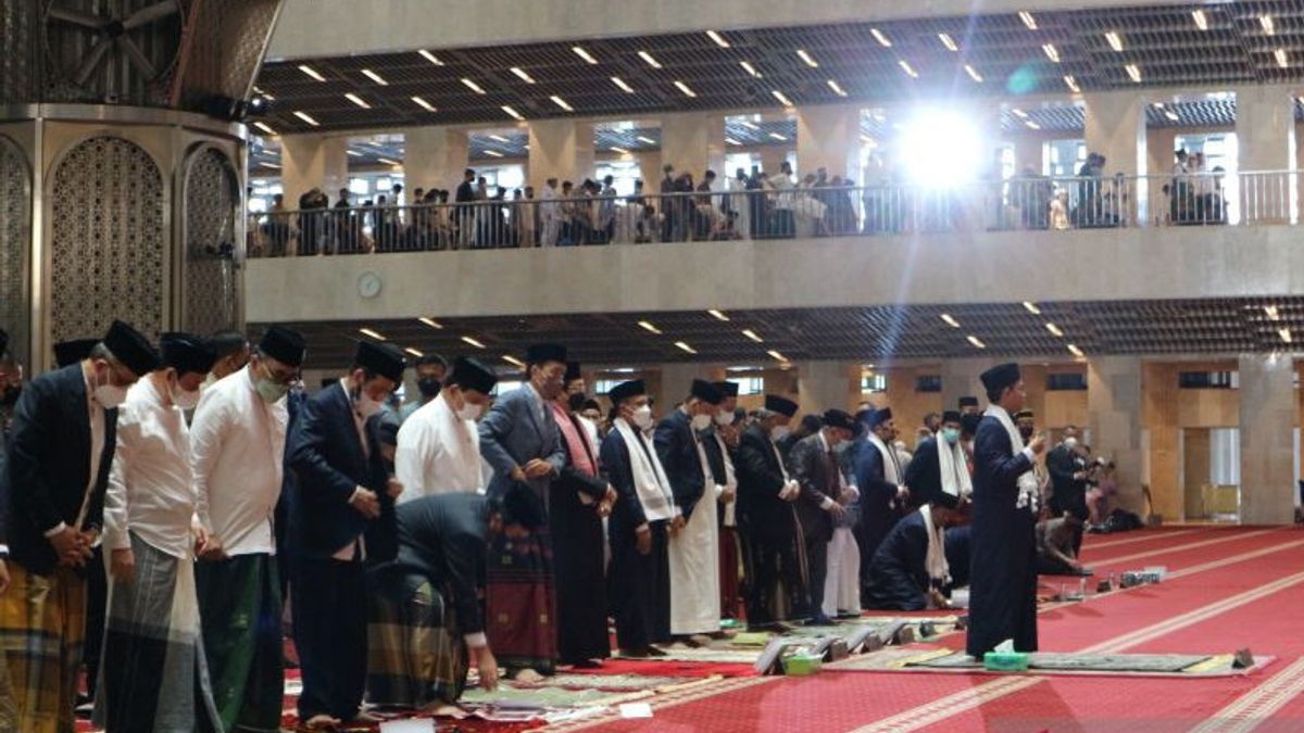 Kemeja Putih Jokowi dan Salat Iduladha Perdana di Masjid Istiqlal Setelah Pandemi 