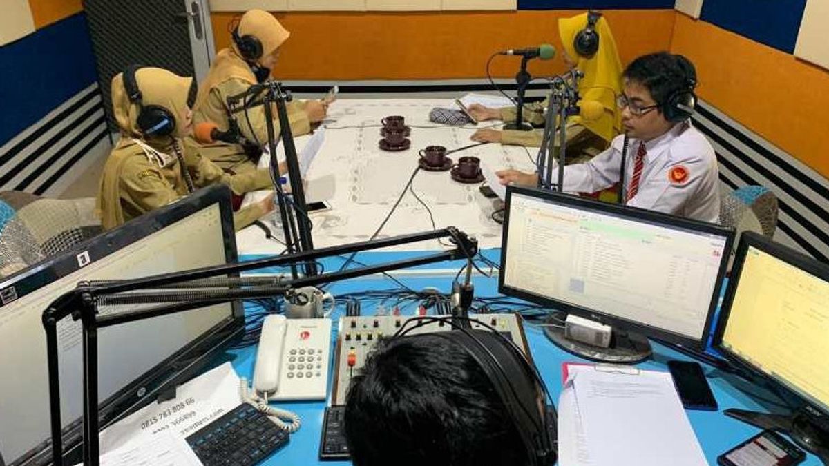 Radio Broadcasts Become Student's Distance Learning Media In Magelang
