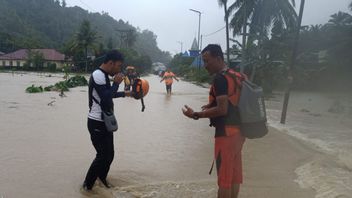 Breaking Through Heavy Rain To Campus, A Student Dies In Floods In South Nias