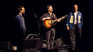 Mumford & Suns Presents Ed Helms As Surprise Guest On Los Angeles Show