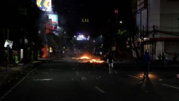 The Streets Of Basuki Rahmat In Front Of The Tegalsari Police, Surabaya, Were Controlled By The Masses, The Fire Was Fired At A Number Of Points