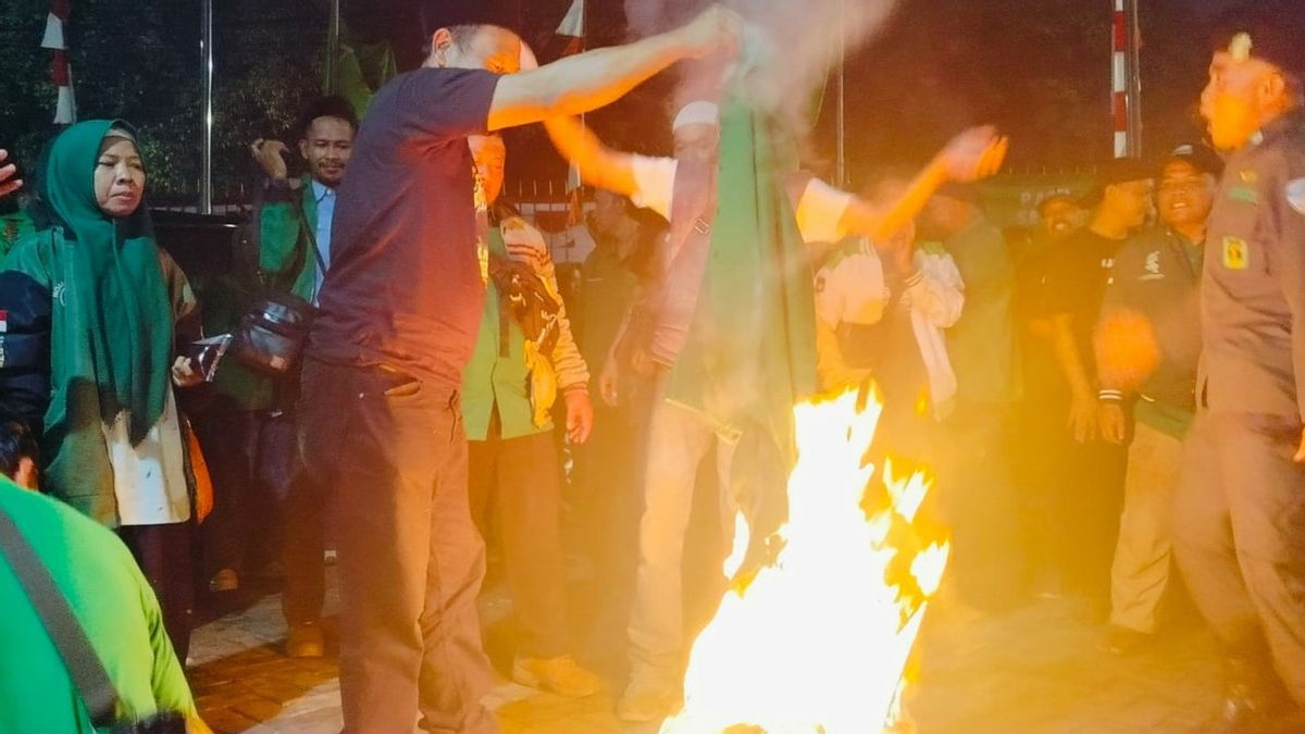 Ratusan Kader dari Tasikmalaya Bakar Atribut Partai di DPP PPP Menteng