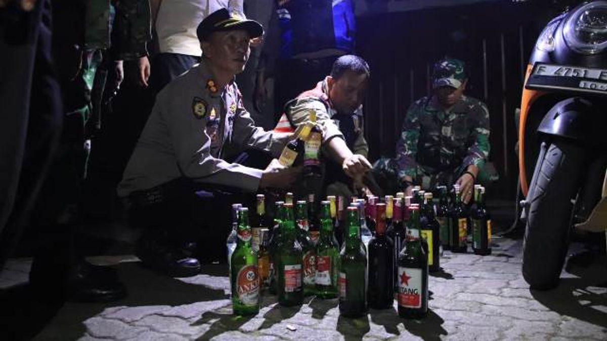 Ahead Of Christmas And New Year, The Penajam Satpol PP Targets Alcohol Raids