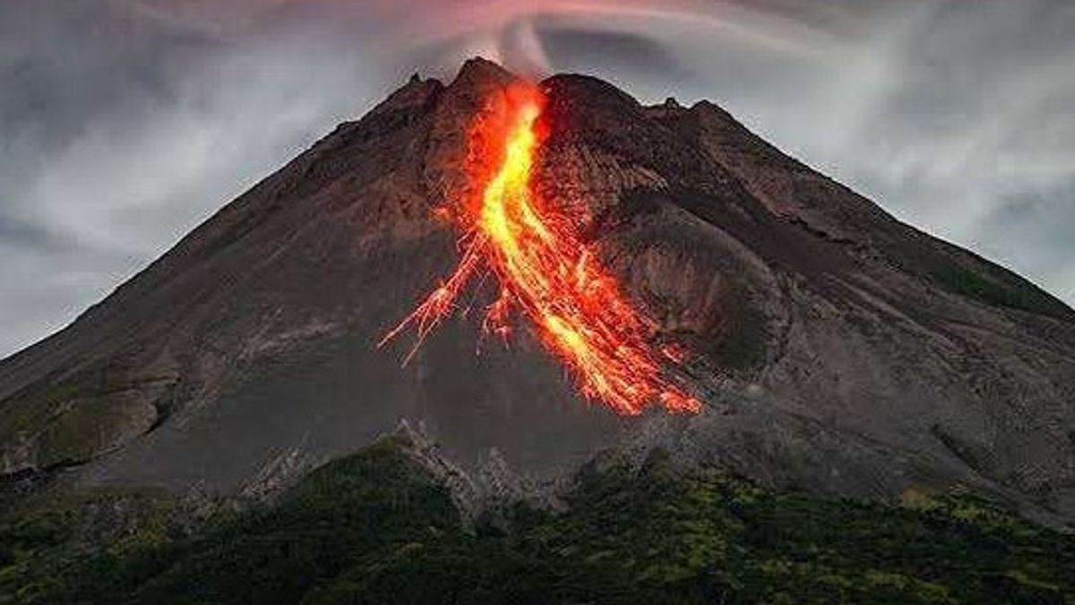 メラピ火山は1.5kmの熱雲を放出、警戒状態は継続